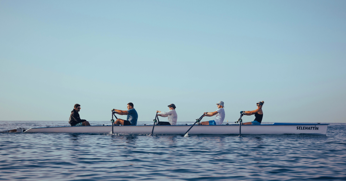 Eine Gruppe von Menschen rudert im Ozean.