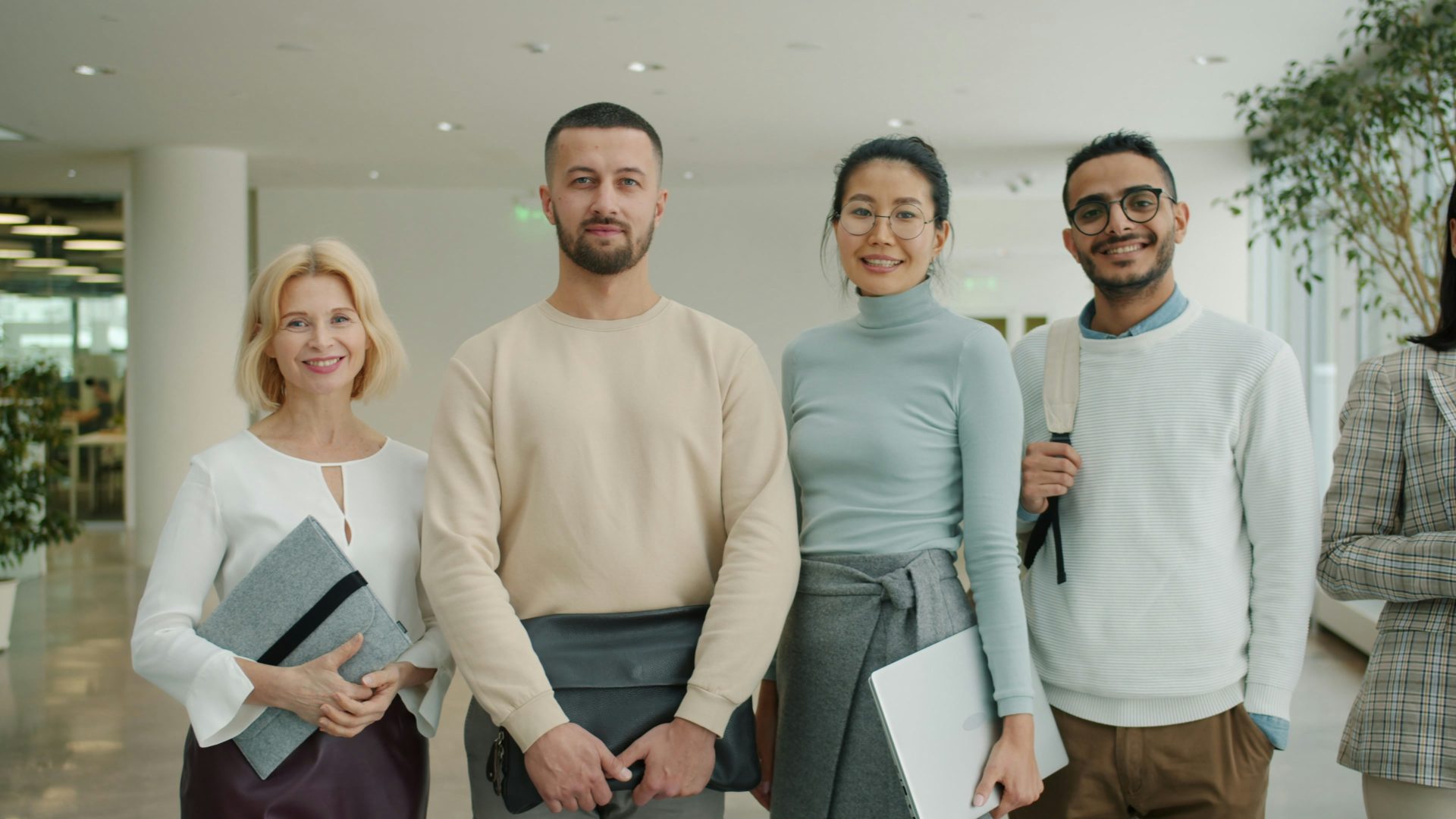 Eine heterogene Gruppe von Fachleuten steht gemeinsam in einem Innenraum.